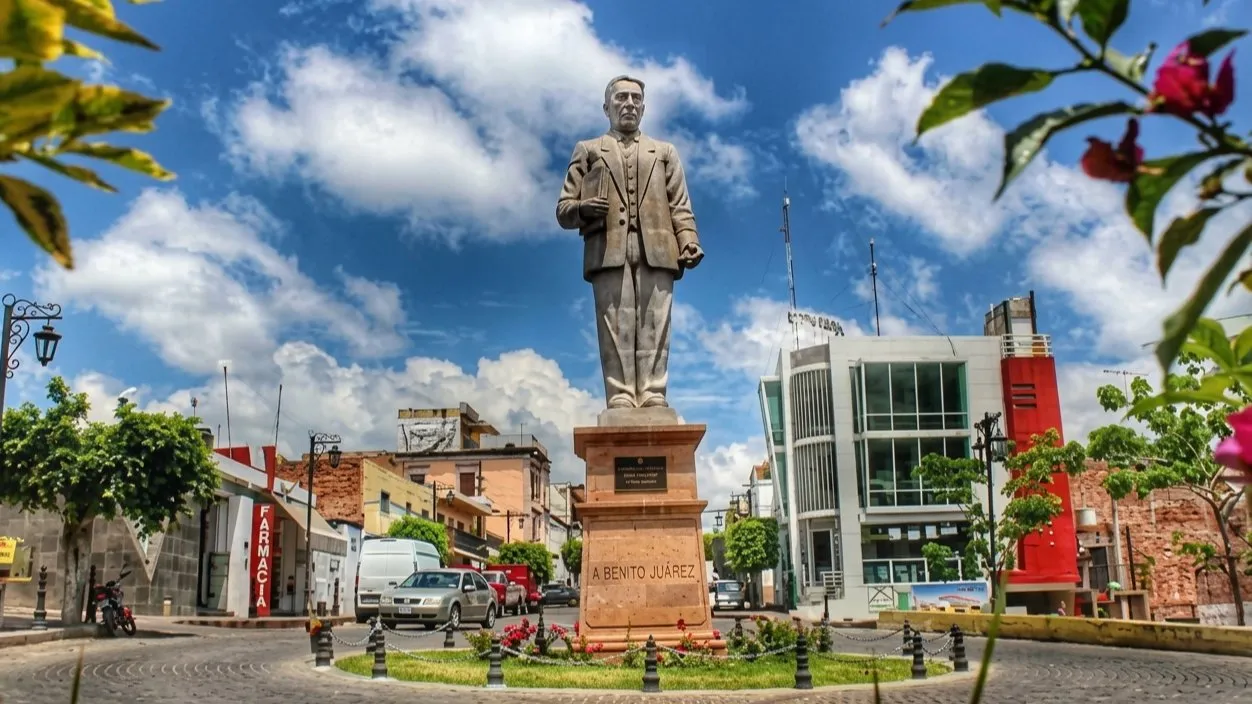 Glorieta al Lic. José Minero Roque 